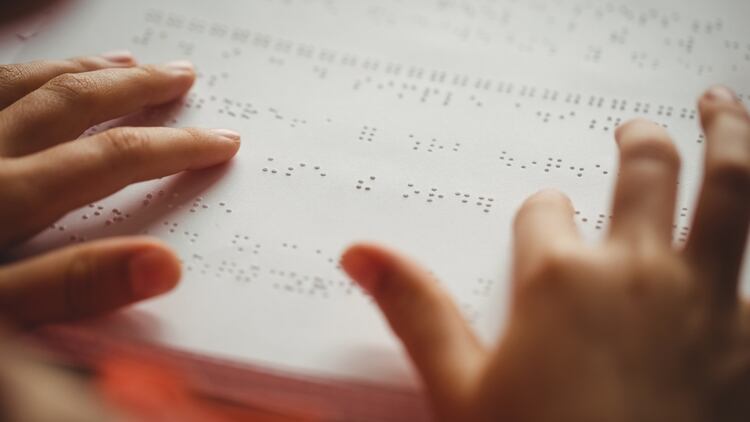El sistema de Braille es el uso de lectura de ciegos y permite la lectocomprensiÃ³n de varios idiomas incluso textos antiguos en latÃ­n o hebreo (iStock)