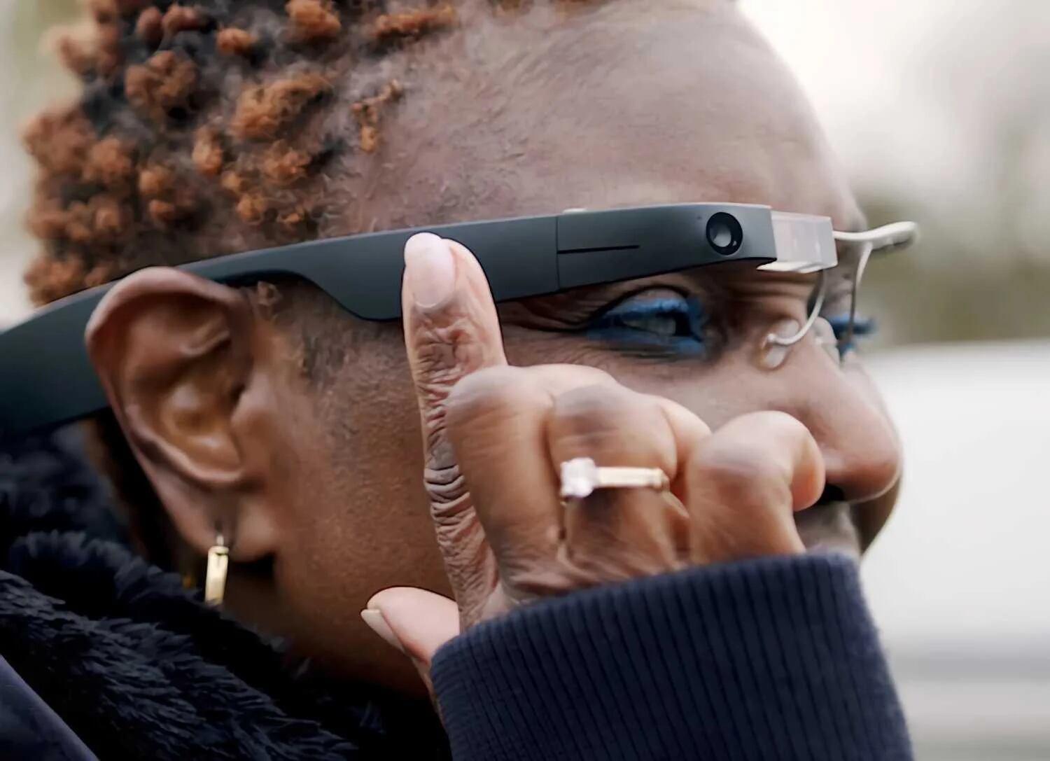 La aplicación "Ask Envision" usa los lentes Google Glass como soporte para permitir que los usuarios con discapacidad visual reconozcan su entorno. (Envision)