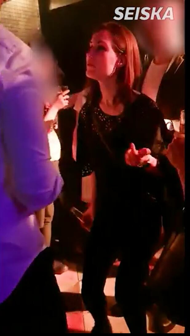 Captura de pantalla del video que muestra a Sanna Marin en un club nocturno. CRÉDITO: SEISKA MAGAZINE