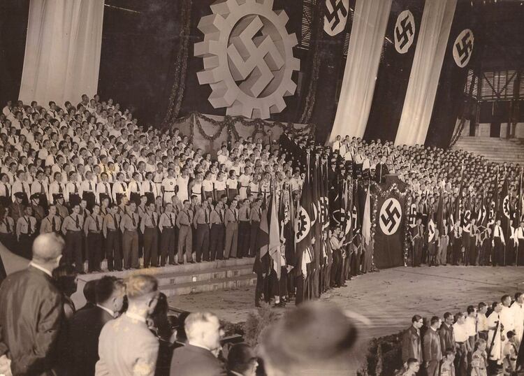 El 10 de abril de 1938, una multitud filo nazi se reunió en el estadio Luna Park, en Buenos Aires, para festejar la anexión de Austria a Alemania. 