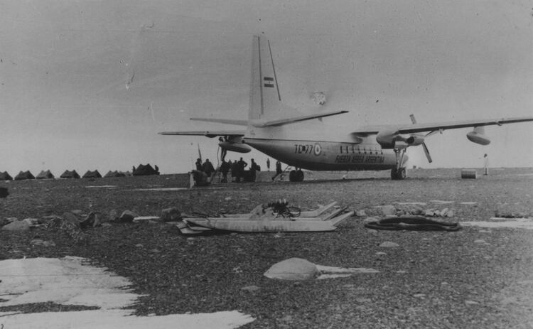 29 de octubre de 1969: un Fokker S-27 de la Fuerza Aérea une por primera vez Río Gallegos con la Base Marambio.