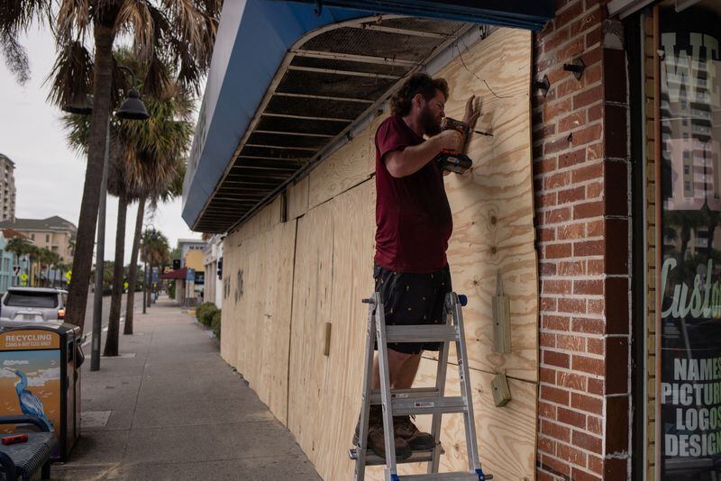 Steve Pizzano ayuda a tapiar la tienda de recuerdos de un amigo ante la llegada del huracán Idalia en Clearwater Beach, Florida, Estados Unidos. 29 de agosto de 2023. REUTERS/Adrees Latif