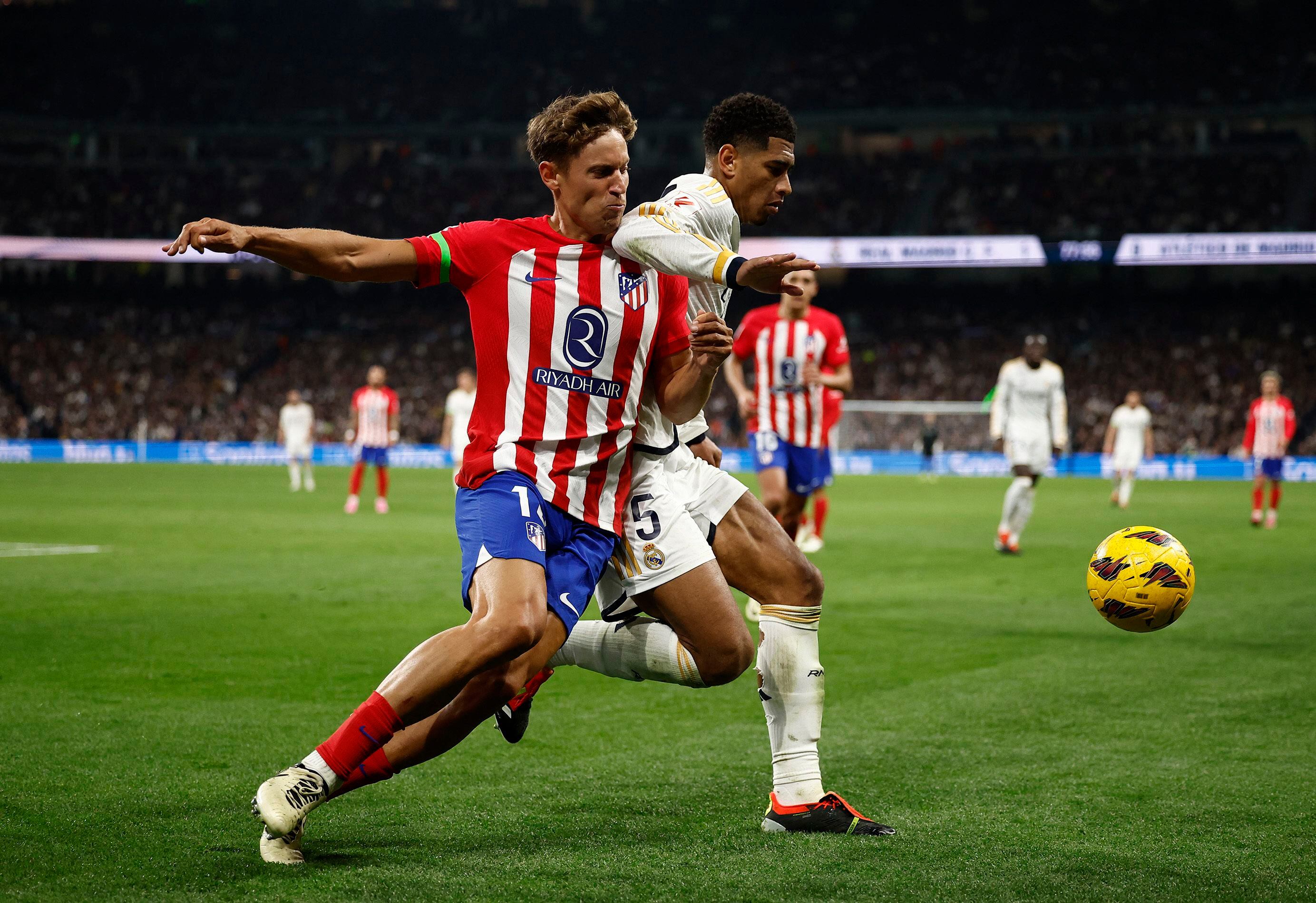 Llorente pelea un balón con Jude Bellingham (REUTERS).