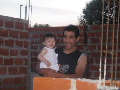 Damián Juárez es el hincha de River. Aquí, con su hija en brazos mientras construía su casa en Lanús. Tiene 42 años y dice que después de su hija, "el Diego es todo".
