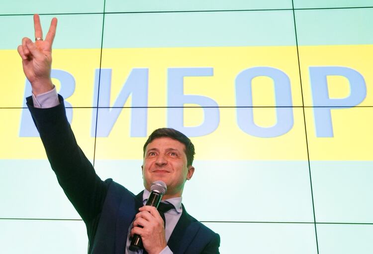 El comediante y candidato presidencial ucraniano Volodymyr Zelenskiy tras la difusión de las primeras encuestas que lo daban ganador, en Kiev (REUTERS/Valentyn Ogirenko)