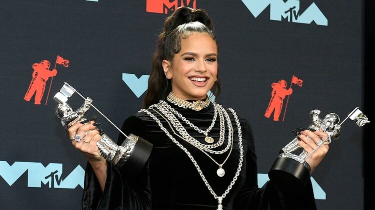 Rosalía muestra los premios MTV que ganó el pasado 26 de agosto de 2019. Roy Rochlin/Getty Images for MTV/AFP