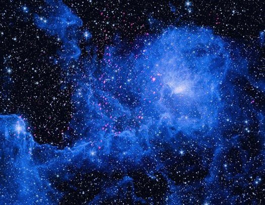 La Nebulosa de la Laguna (izquierda) es un área a unos 4.400 años luz de la Tierra en la galaxia Vía Láctea donde las estrellas se están formando activamente. (CHANDRA X RAY OBSERVATORY)

