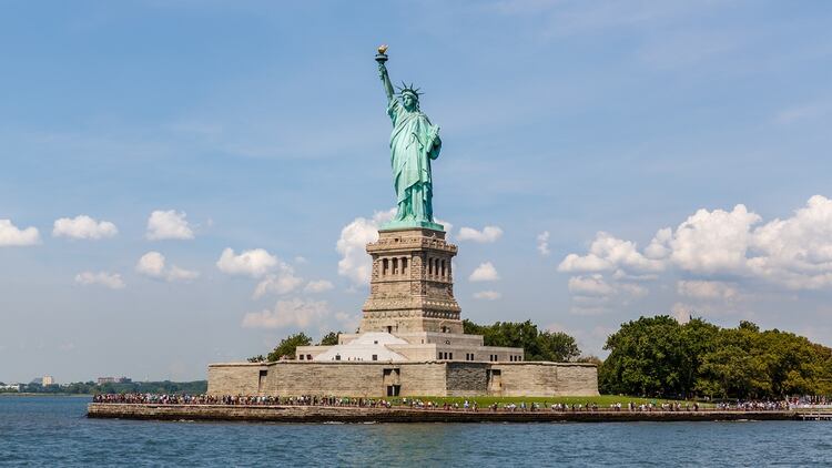 La Estatua de la Libertad, reconocida como un símbolo universal de libertad y democracia, se encuentra en el puerto de Nueva York desde 1886