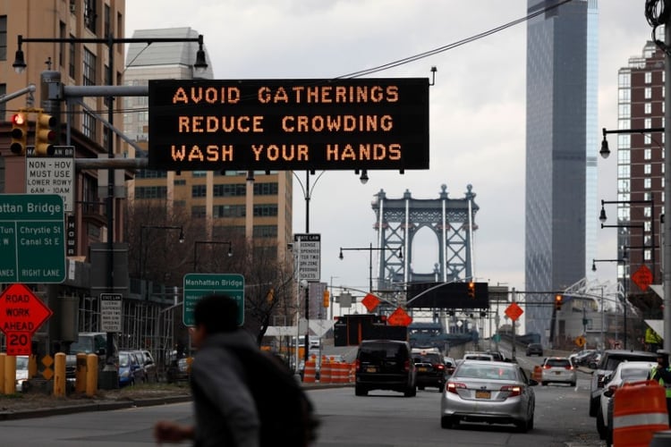 La recomendaciones sobre el brote de coronavirus (COVID-19) en la entrada del puente de Manhattan en Nueva York, EEUU, el 20 de marzo de 2020. REUTERS/Andrew Kelly