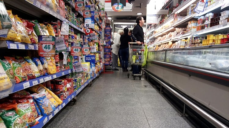 La caída de las ventas en los supermercados es inversamente proporcional a la suba de los precios por encima del ajuste de los salarios (Reuters)