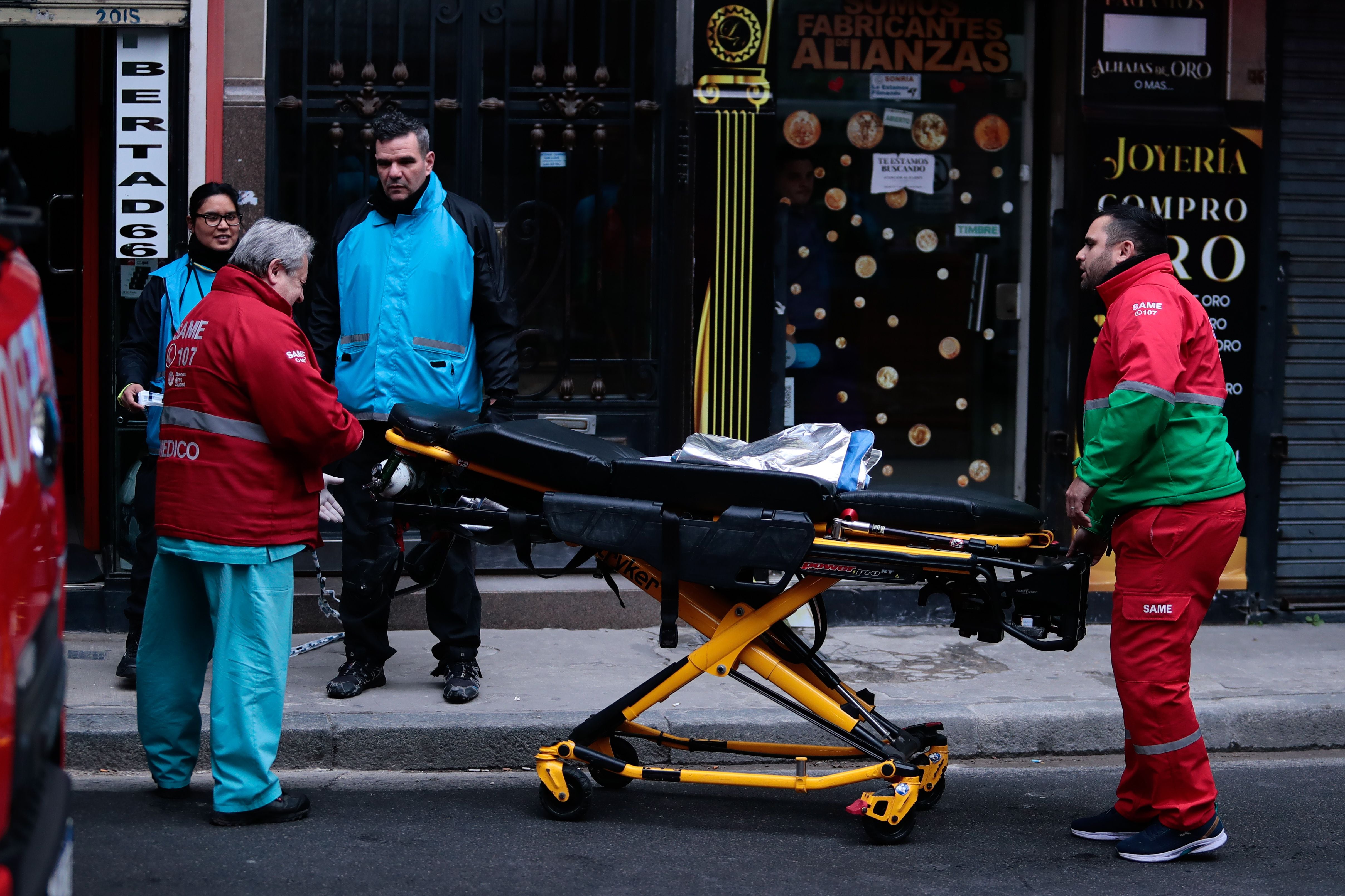 La mujer que saltó por el balcón sufrió heridas en el 70% de su cuerpo. (Foto: Luciano González)
