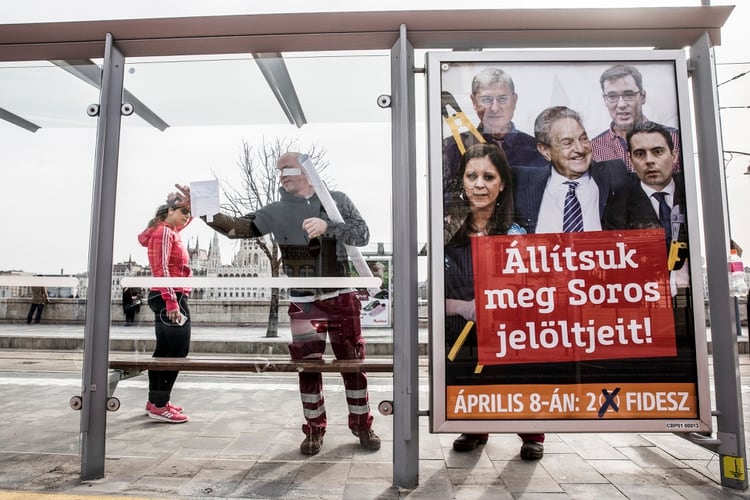 El gobierno de extrema derecha de Hungría ha calificado como una amenaza a George Soros, el filántropo multimillonario con raíces húngaras y judías, como se muestra en este cartel de una campaña realizada en Budapest el año pasado (Akos Stiller/The New York Times)