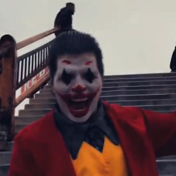 El reto consiste en duplicar la escena en la que el Joker baja por las escaleras convertido en un gran villano (Captura Video: Facebook Marco Rdz Mex)