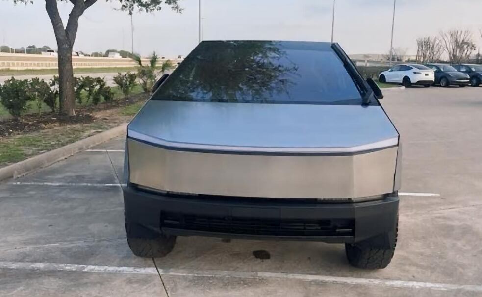 Giovanny Ayala generó expectativa con un video en el que “adquirió” el carro de lujo Tesla Cybertruck