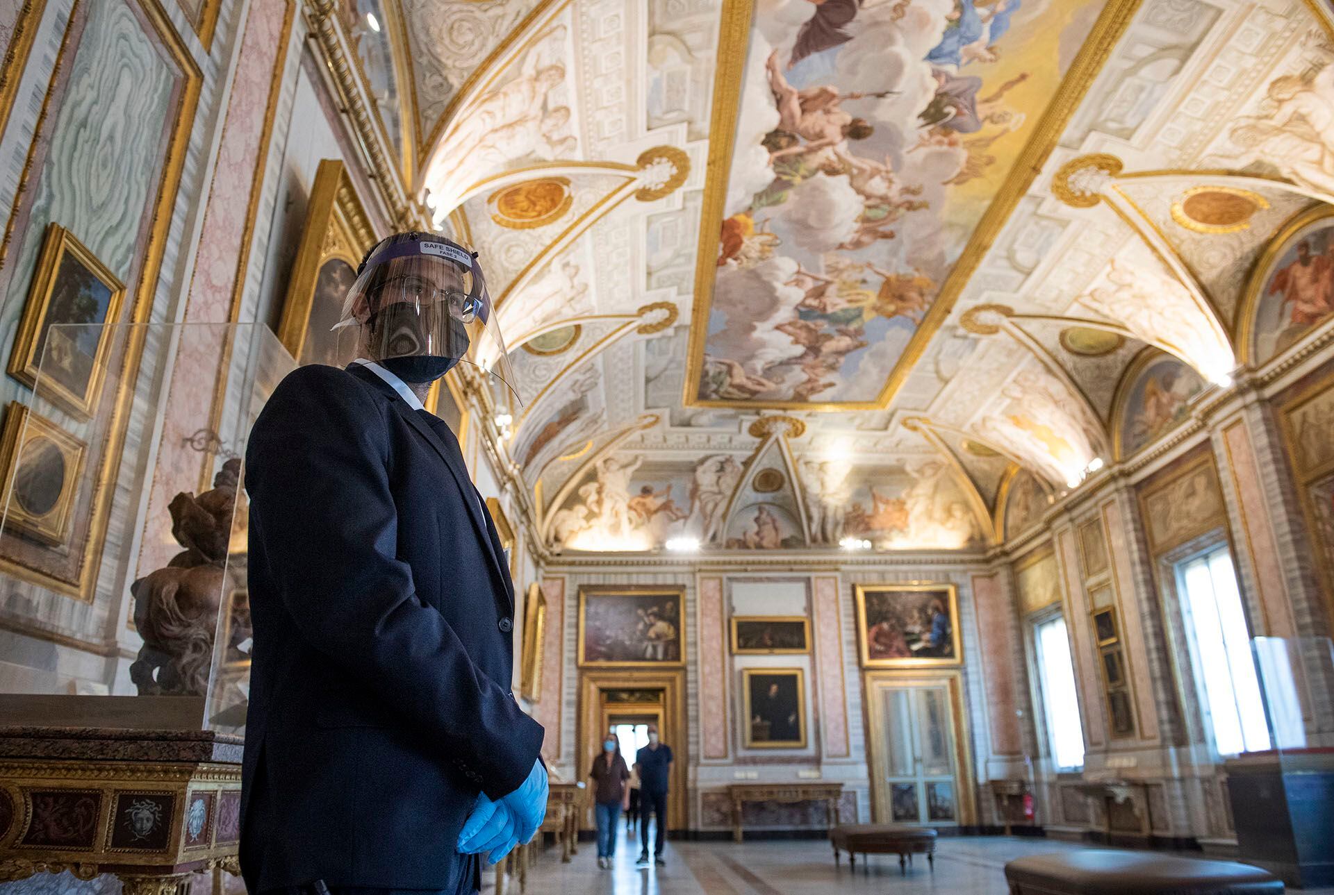 Un empleado del Muxseo de Galería Borghese en Roma, uno de los que fue reabierto esta semana en la capital italiana.