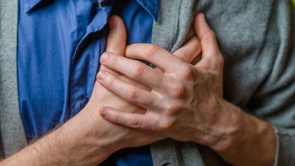 El dolor de pecho es un síntoma de la enfermedad (Shutterstock)