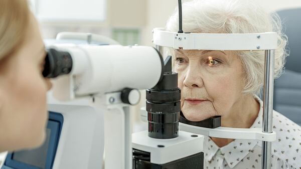 El proceso de envejecimiento natural y la predisposición genética son los principales causantes de degeneración macular (Getty Images)