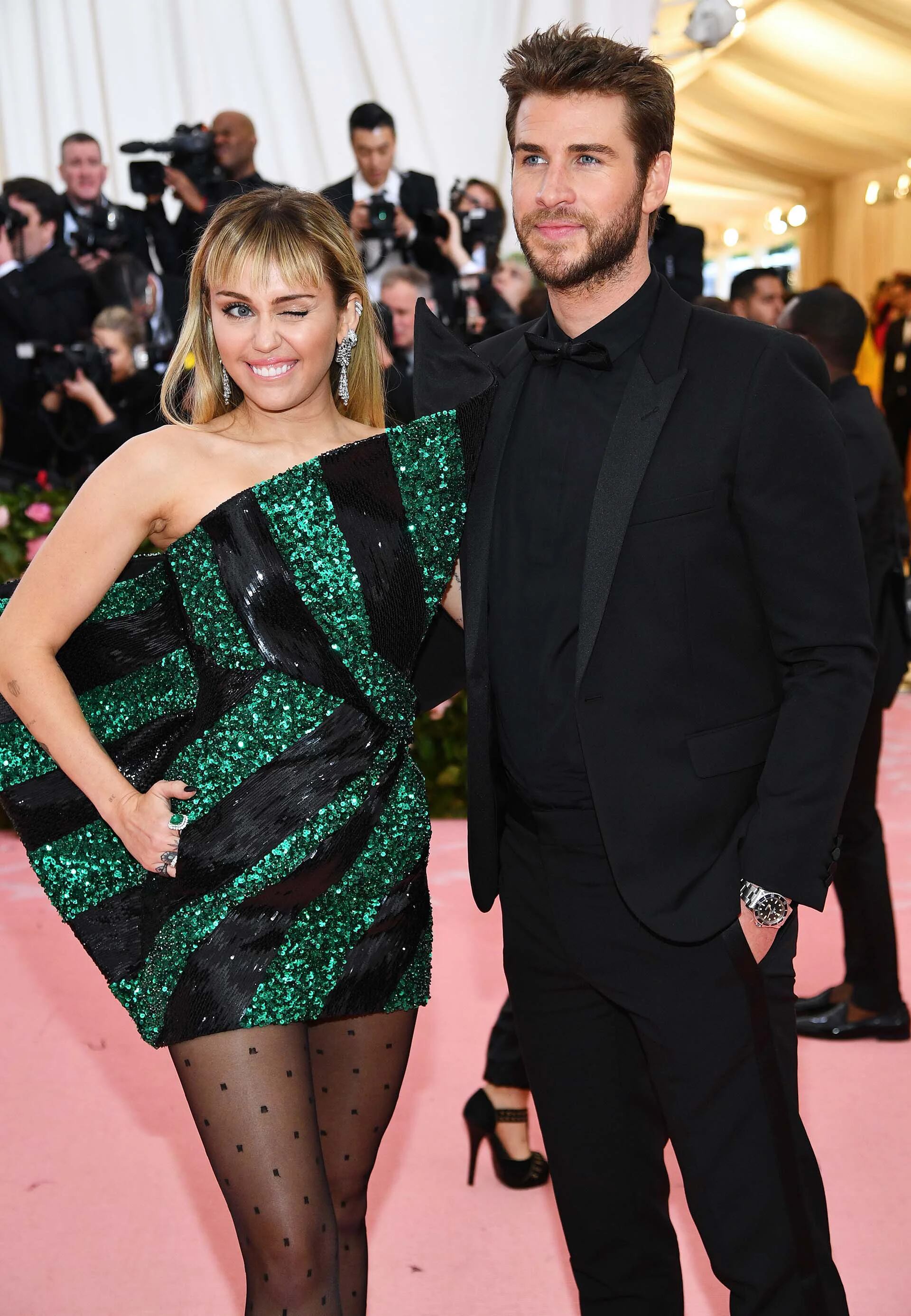 Inseparables, Miley Cyrus y Liam Hemsworth desfilaron en la alfombra roja