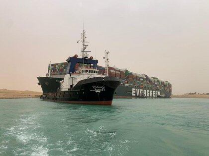 El barco de contenedores Ever Given en el Canal de Suez, Egipto