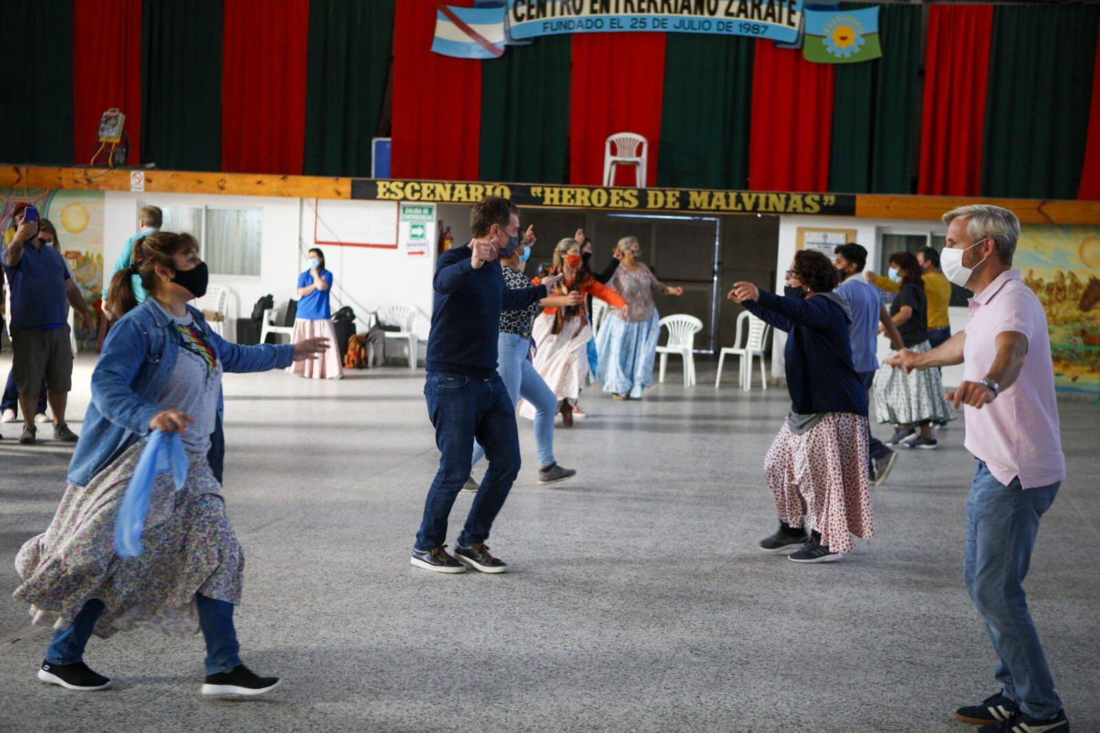 Los candidatos bailaron con los vecinos del lugar
