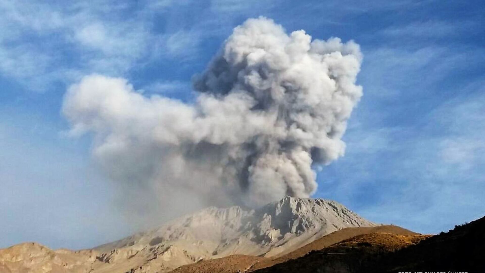 Volcán Ubinas empezó a emitir gases tóxicos y se prepara la evacuación de miles de ciudadanos