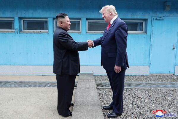 El president Donald Trump y Kim Jong-un en la frontera entre las dos Coreas, en Panmunjom, el 30 de junio de 2019 (KCNA via REUTERS)