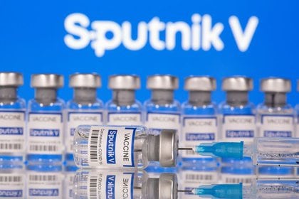 FOTO DE ARCHIVO. Imagen de ilustración de viales con la etiqueta "Vacuna Sputnik V Coronavirus COVID-19". 12 de marzo de 2021. REUTERS/Dado Ruvic