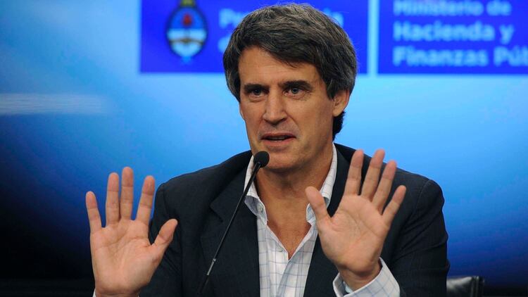 El ministro<b>&nbsp;</b>Alfonso Prat Gay&nbsp;anunció que el Gobierno decidió poner fin al cepo cambiario que había impuesto el kirchnerismo en 2011. \Lo prometimos en la campaña y lo estamos haciendo &nbsp;cumplimos en tiempo y forma\