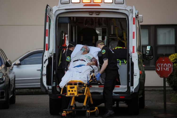 Una mujer es llevada a una ambulancia por los paramédicos en un centro de salud en Brooklyn durante el brote de coronavirus (COVID19) en Nueva York. (REUTERS/Brendan McDermid)