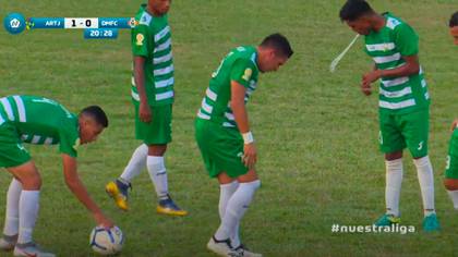 Los futbolistas compartieron botellas y algunos escupieron agua sobre el césped