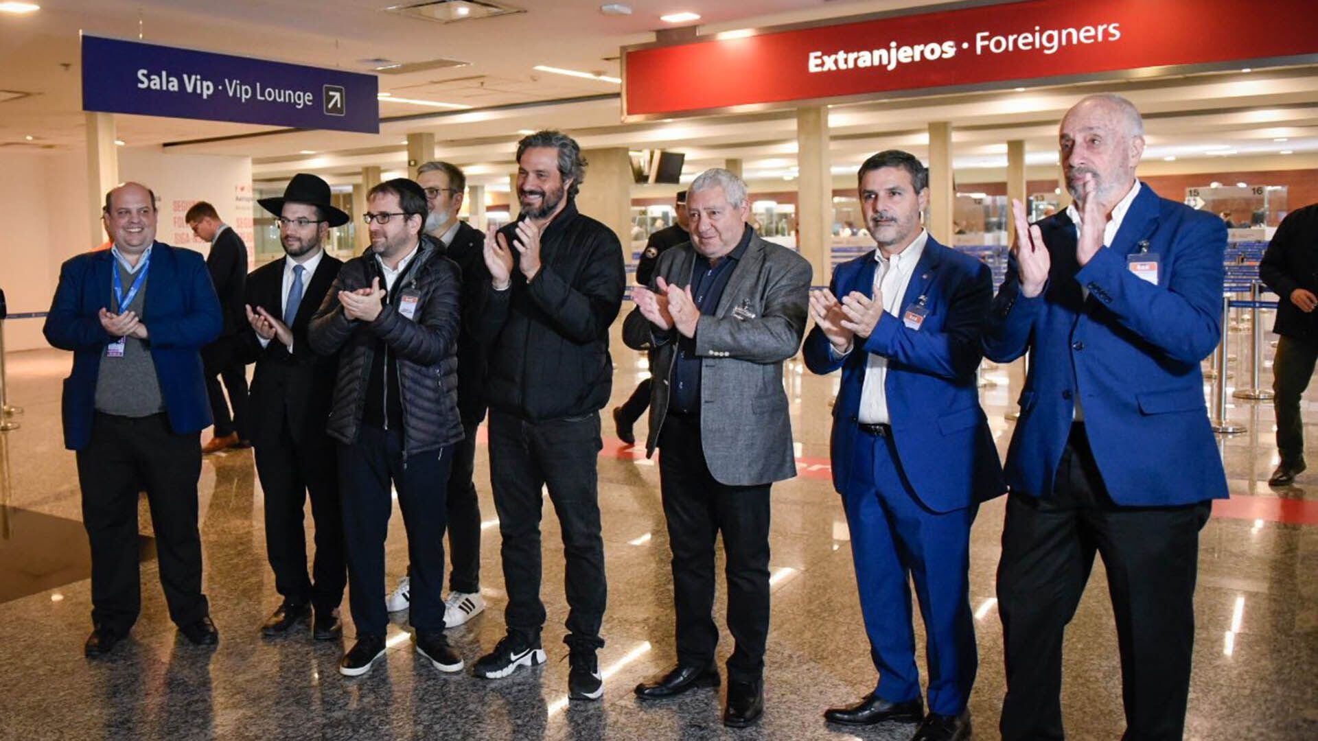 El canciller Santiago Cafiero junto a representantes de distintas organizaciones judías le dieron la bienvenida a los jóvenes en el aeropuerto de Ezeiza