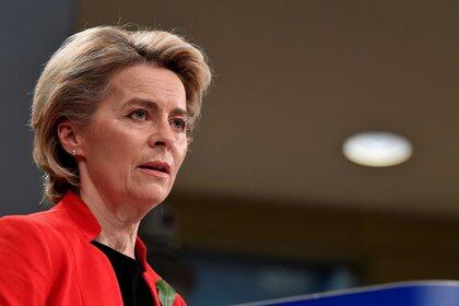 FOTO DE ARCHIVO: La presidenta de la Comisión Europea, Ursula von der Leyen, habla durante una rueda de prensa en la sede de la UE en Bruselas, Bélgica, el 17 de marzo de 2021. John Thys