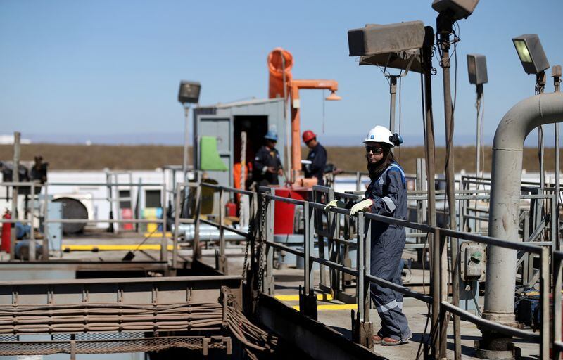 La actividad petrolera marca la diferencia y engrosa el promedio salarial de algunas provincias. REUTERS/Agustin Marcarian/File Photo