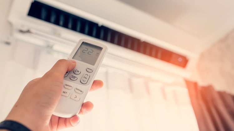 En cuanto al uso del aire acondicionado a la hora de dormir, la recomendación es mantener la temperatura regulada entre 24 y 27ºC (Shutterstock)