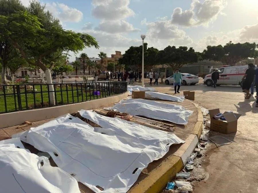 Cientos de cadáveres se amontonan en las orillas y en las plazas públicas de la ciudad de Derna, esperando ser trasladados a las morgues de los municipios vecinos. . EFE/Twitter Organización Mundial de la Salud 