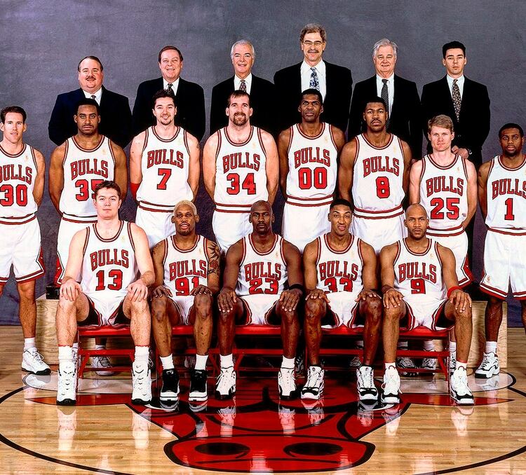 El plantel campeón de los Chicago Bulls en 1997 (@NBA)