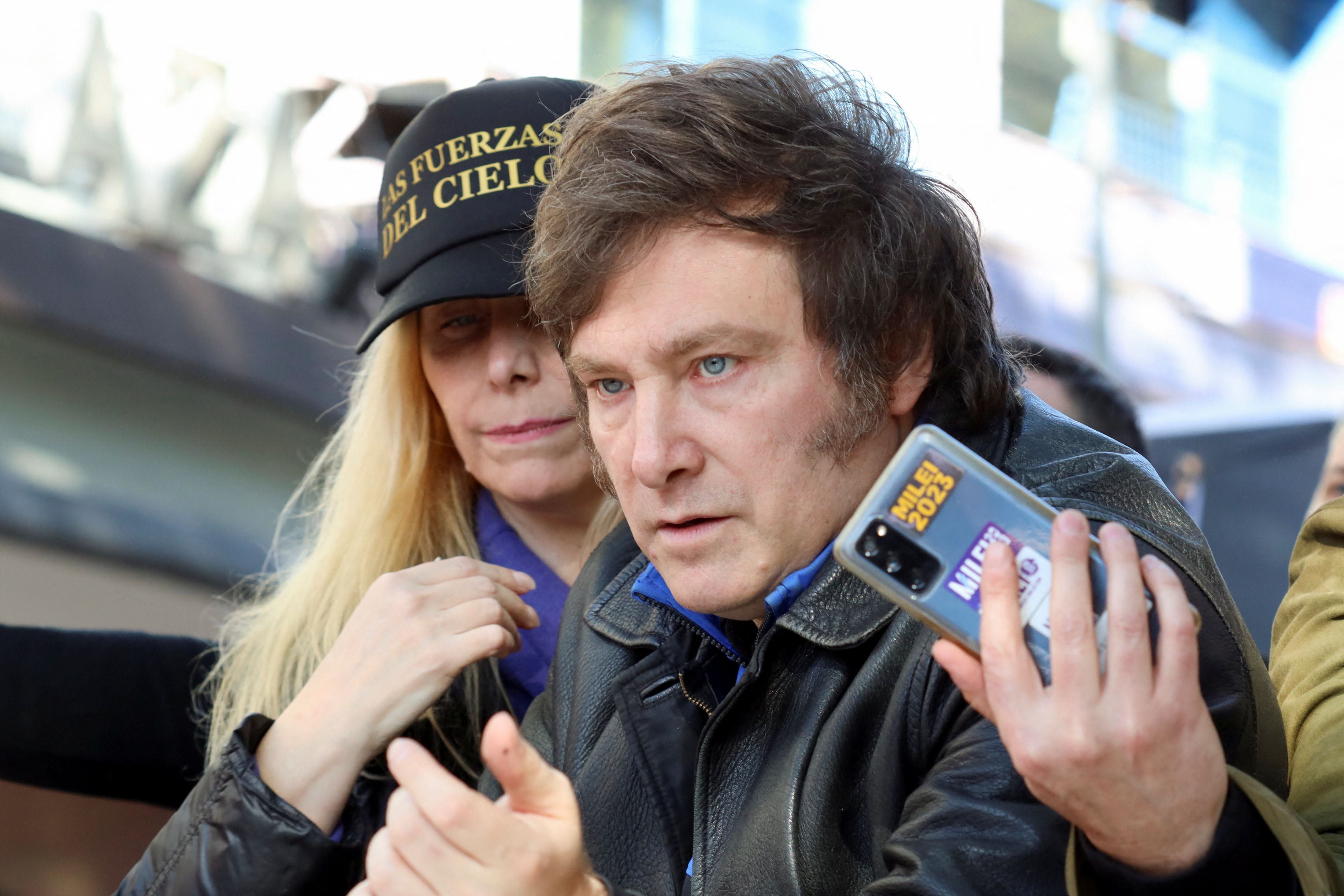 Javier Mille con su hermana Karina en un acto de campaña (REUTERS/Cristina Sille)