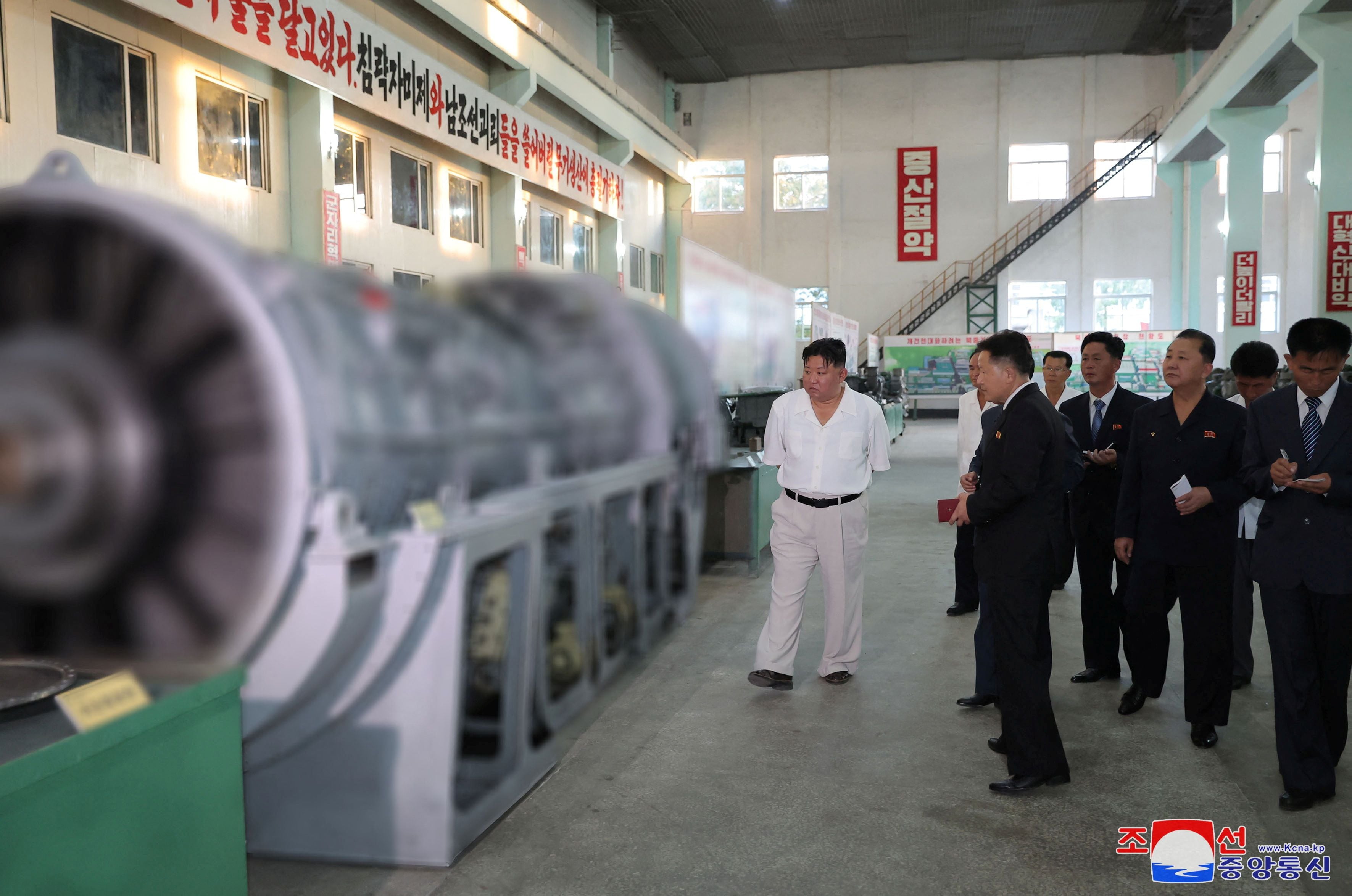 El dictador norcoreano Kim Jong-un inspecciona el Complejo de Máquinas de Pukjung y una importante fábrica de municiones en un lugar no revelado de Corea del Norte en esta imagen difundida por KCNA y obtenida por Reuters el 3 de septiembre de 2023