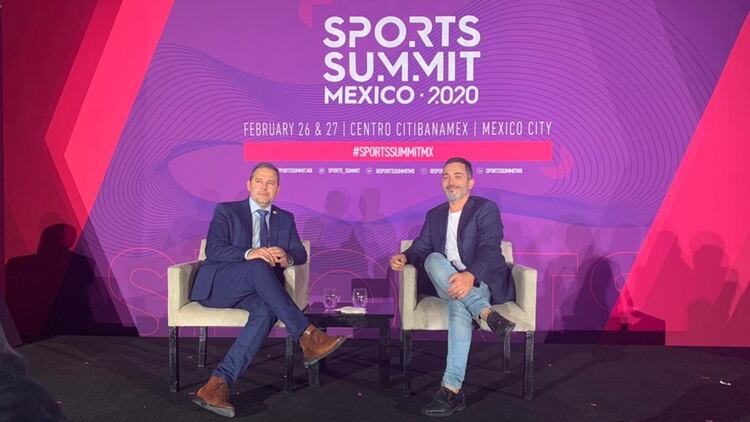 Favio Spósito, CEO de AureliaTech, y Sebastián Lateulade, presidente de Sports Summit, durante la edición 2020 del evento organizado en México (Infobae)