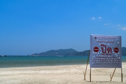 La playa Patong, usualmente repleta de turistas, fue cerrada durante la pandemia (REUTERS/Sooppharoek Teepapan)