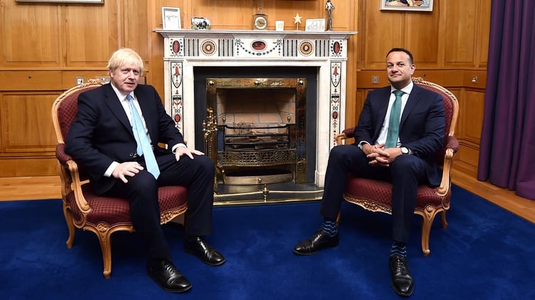 Boris Johnson y el Taoiseach irlandés Leo Varadkar durante la reunión que mantuvieron en Dublín el 9 de septiembre (Charles McQuillan/Pool via REUTERS)