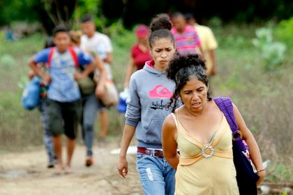 Venezolanos tras cruzar el río Táchira en la trocha Los Mangos, cerca de Cúcuta, departamento de Norte de Santander (Colombia). EFE/Schneyder Mendoza/Archivo
