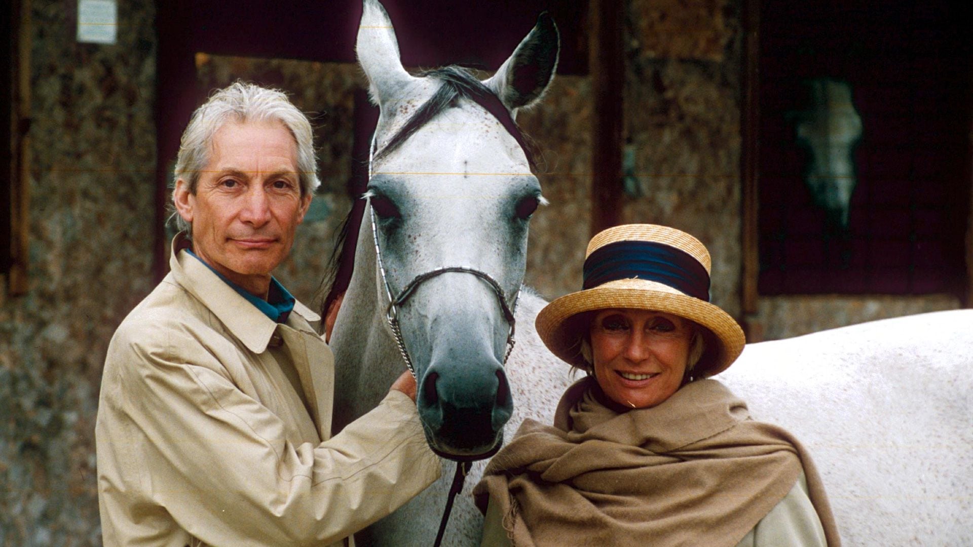 Charlie Watts junto a su esposa Shirley Ann Weperd y un ejemplar de caballo árabe criado por él en 1998. Llegó a tener 250 (Grosby)