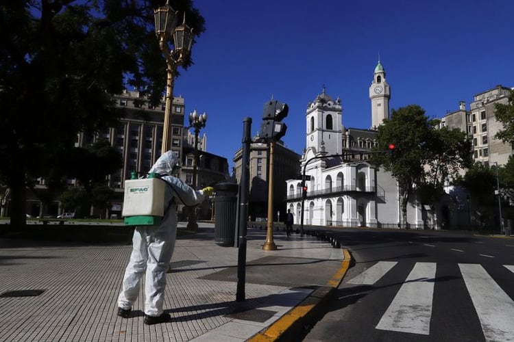 Un trabajador desinfecta la Plaza de Mayo después de que el presidente Alberto Fernández anunciara una cuarentena obligatoria para limitar la expansión del coronavirus (COVID-19), en Buenos Aires, Argentina. March 20, 2020. REUTERS/Matias Baglietto