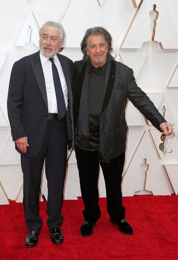 Robert De Niro y Al Pacino. De Niro, apostó a un traje clásico negro con camisa blanca y corbata negra, mientras que Al, optó por un look total black, con pantalón de chiffón y chal 