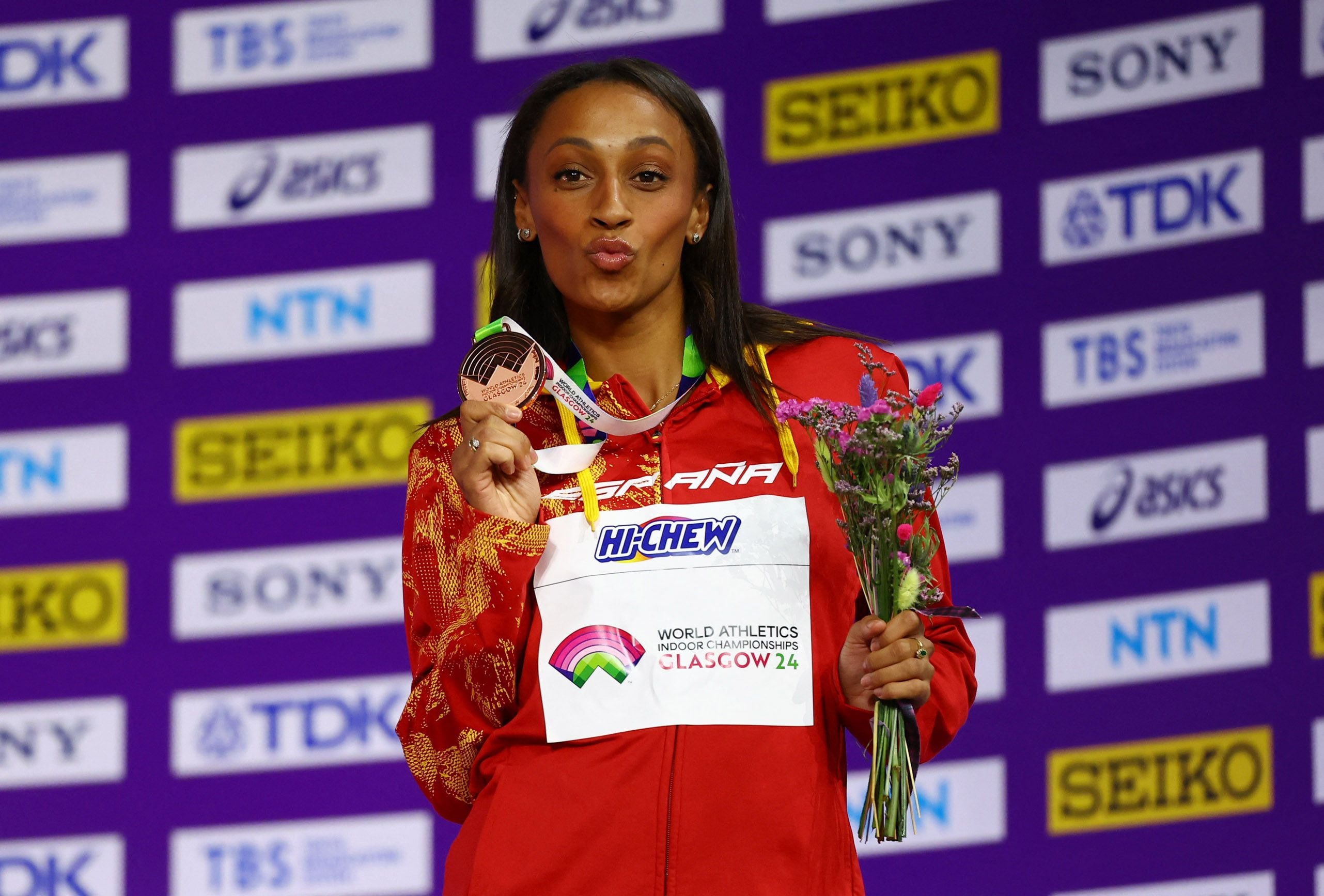 Ana Peleteiro celebra su bronce mundialista en triple salto, en Glasgow (REUTERS/Hannah Mckay)