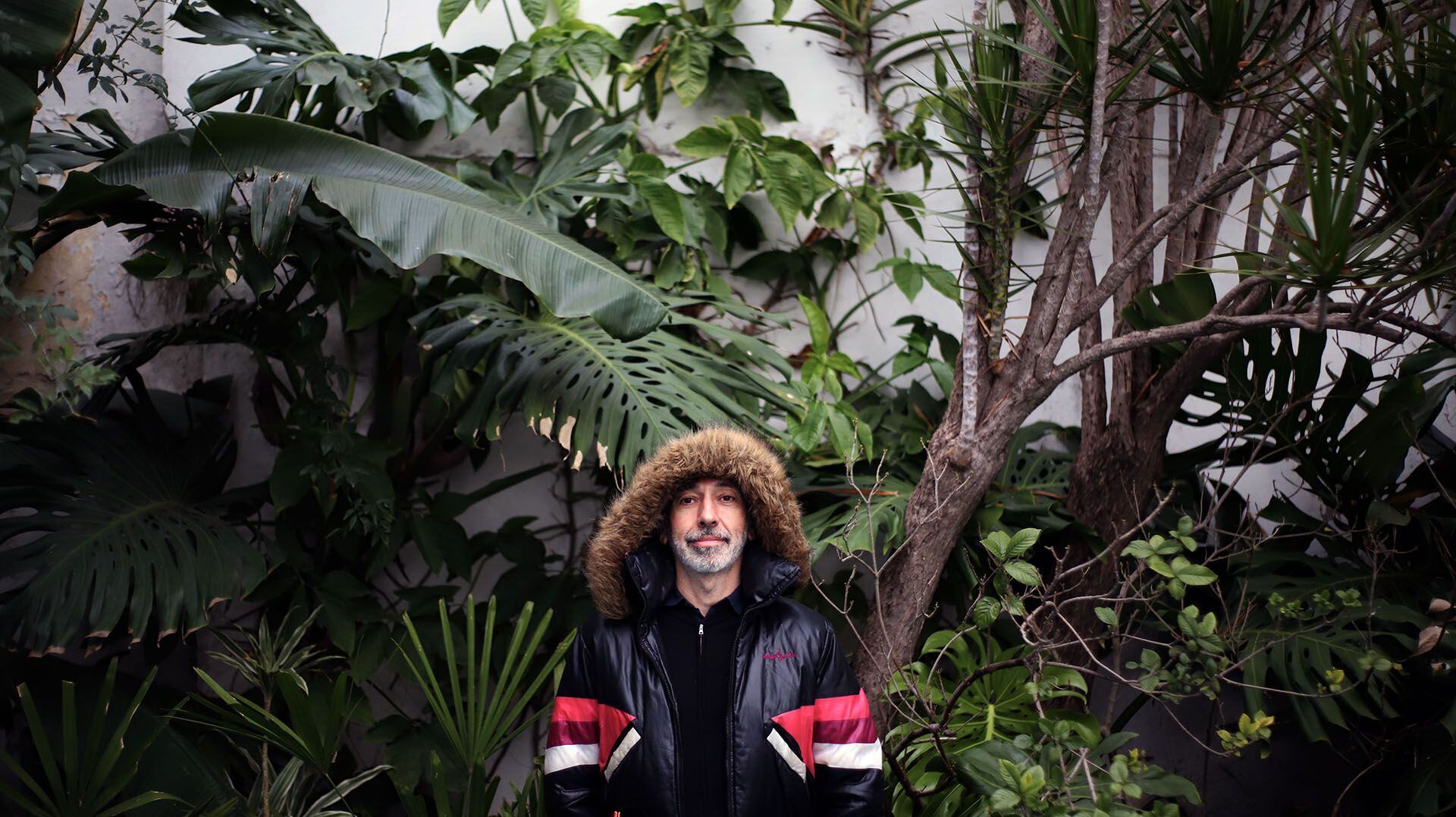 Llegó a Buenos Aires para formar parte de la primer camada de estudiantes de Diseño Gráfico en la UBA, 10 años después comenzó a diseñar tapas de discos para Fito Paez