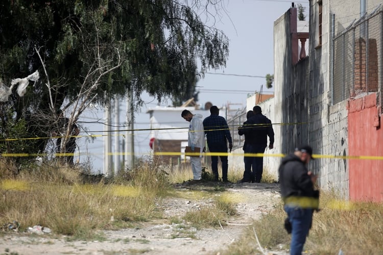 Expertps forenses revisan pruebas donde la bebé fue hallada en Saltillo Foto: (REUTERS/Daniel Becerril)