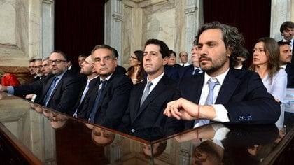 (De izquierda a derecha, en primer plano), Agustín Rossi, ministro de Defensa, Eduardo "Wado" de Pedro, ministro del Interior, y Santiago Cafiero, jefe de Gabinete. 