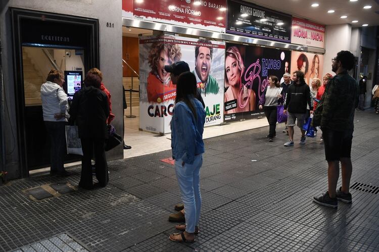 La calle Corrientes estará paralizada por las noches a raíz del brote del coronavirus (Foto: Maximiliano Luna)